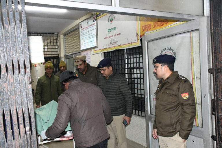 मेरठ में 50 हजार का इनामी बदमाश नईम ढेर, पुलिस ने एनकाउंटर में मार गिराया मेरठ में 50 हजार का इनामी बदमाश नईम ढेर, पुलिस ने एनकाउंटर में मार गिराया