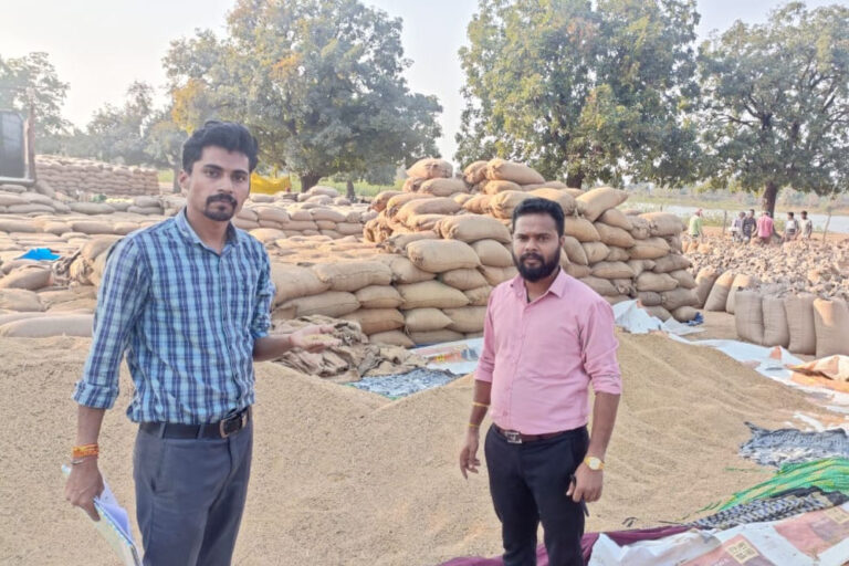 वैध धान परिवहन के खिलाफ बड़ी कार्रवाई करते हुए प्रशासन ने 280 कट्टा धान जब्त किया वैध धान परिवहन के खिलाफ बड़ी कार्रवाई करते हुए प्रशासन ने 280 कट्टा धान जब्त किया