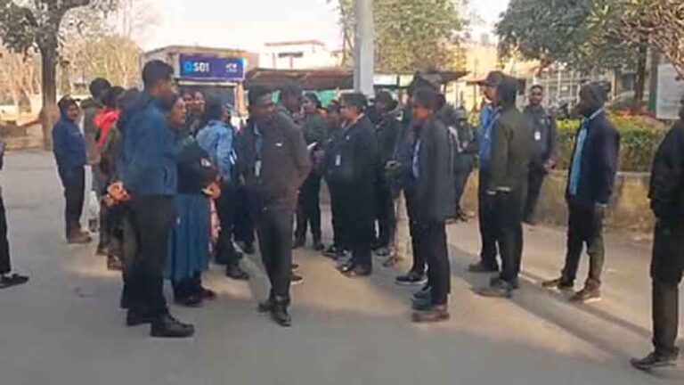 छत्तीसगढ़-कोरबा मेडिकल कॉलेज के डीन के थप्पड़ मारने पर सुरक्षाकर्मियों ने खोलो मार्चा छत्तीसगढ़-कोरबा मेडिकल कॉलेज के डीन के थप्पड़ मारने पर सुरक्षाकर्मियों ने खोलो मार्चा