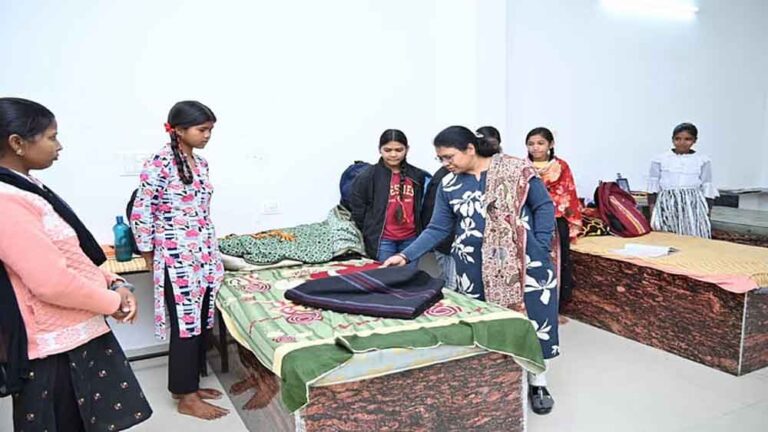 छत्तीसगढ़-गौरेला पेंड्रा मरवाही कलेक्टर लीना मंडावी ने छात्रावासों-आश्रमों का किया औचक निरीक्षण कर अधीक्षिका को थमाया नोटिस छत्तीसगढ़-गौरेला पेंड्रा मरवाही कलेक्टर लीना मंडावी ने छात्रावासों-आश्रमों का किया औचक निरीक्षण कर अधीक्षिका को थमाया नोटिस