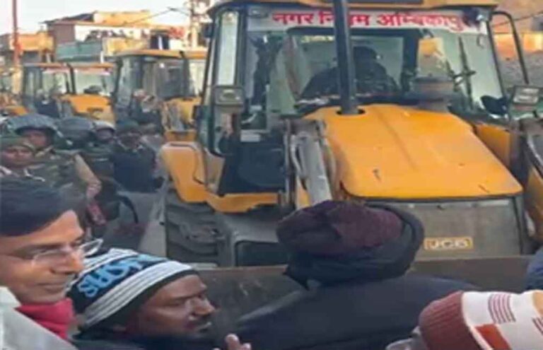 छत्तीसगढ़-अंबिकापुर की महामाया पहाड़ी के 60 अवैध घरों को गिराया छत्तीसगढ़-अंबिकापुर की महामाया पहाड़ी के 60 अवैध घरों को गिराया