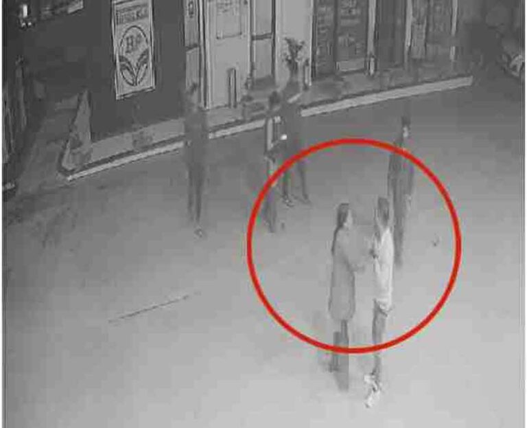 छत्तीसगढ़-रायपुर में बॉटल में पेट्रोल न देने पर महिला कर्मचारी की पिटाई छत्तीसगढ़-रायपुर में बॉटल में पेट्रोल न देने पर महिला कर्मचारी की पिटाई