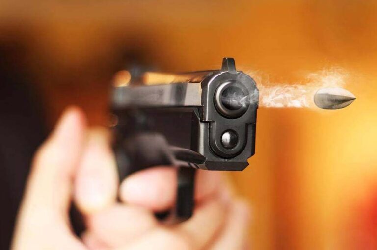 भोपाल नशे में CRPF कॉन्स्टेबल ने पहले पत्नी को मारी गोली और फिर खुद को, दोनों की मौत भोपाल नशे में CRPF कॉन्स्टेबल ने पहले पत्नी को मारी गोली और फिर खुद को, दोनों की मौत