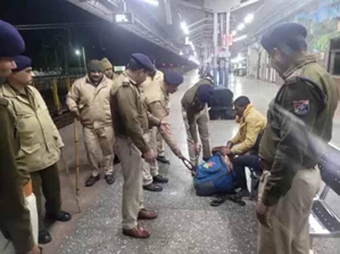 पश्चिम बंगाल के सिलीगुड़ी में पुलिस प्रशासन ने गणतंत्र दिवस के मद्देनजर सुरक्षा के किए पुख्ता इंतजाम पश्चिम बंगाल के सिलीगुड़ी में पुलिस प्रशासन ने गणतंत्र दिवस के मद्देनजर सुरक्षा के किए पुख्ता इंतजाम