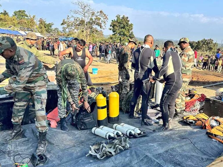 हादसे में तीन लोगों के मारे जाने की आशंका, फंसे मजदूरों को बचाने के लिए सेना और नौसेना लगी
