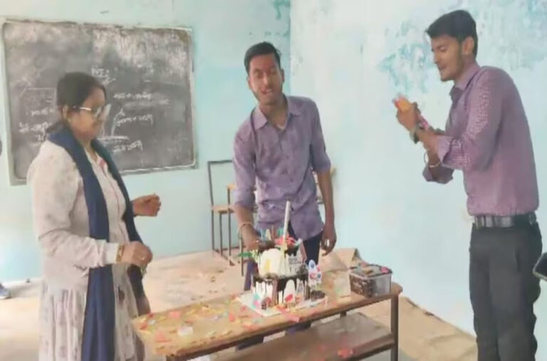 क्लासरूम में मना जन्मदिन, प्रोफेसर की मौजूदगी में उड़ाई गई बीयर की फ्रोथ, वीडियो वायरल क्लासरूम में मना जन्मदिन, प्रोफेसर की मौजूदगी में उड़ाई गई बीयर की फ्रोथ, वीडियो वायरल