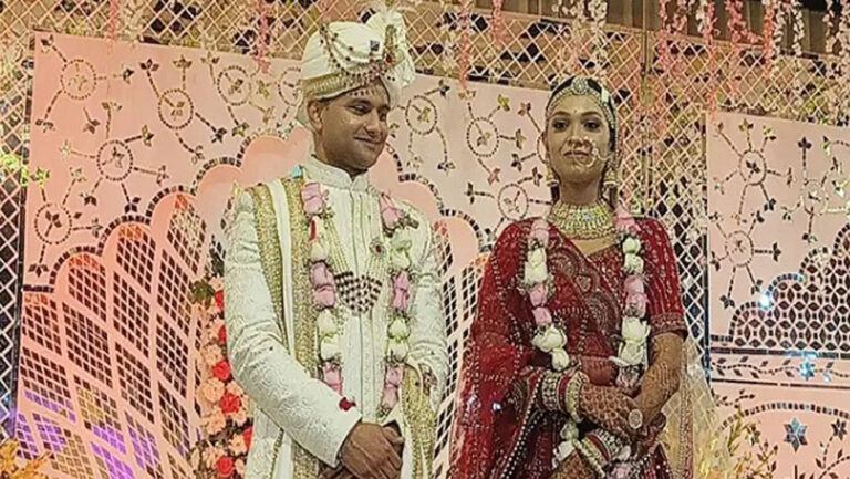 राष्ट्रपति भवन में…पहली बार गूंज उठी शहनाई! सीआरपीएफ की असिस्टेंट कमांडेंट पूनम और अवनीश दाम्पत्य बंधन में बंधे राष्ट्रपति भवन में…पहली बार गूंज उठी शहनाई! सीआरपीएफ की असिस्टेंट कमांडेंट पूनम और अवनीश दाम्पत्य बंधन में बंधे