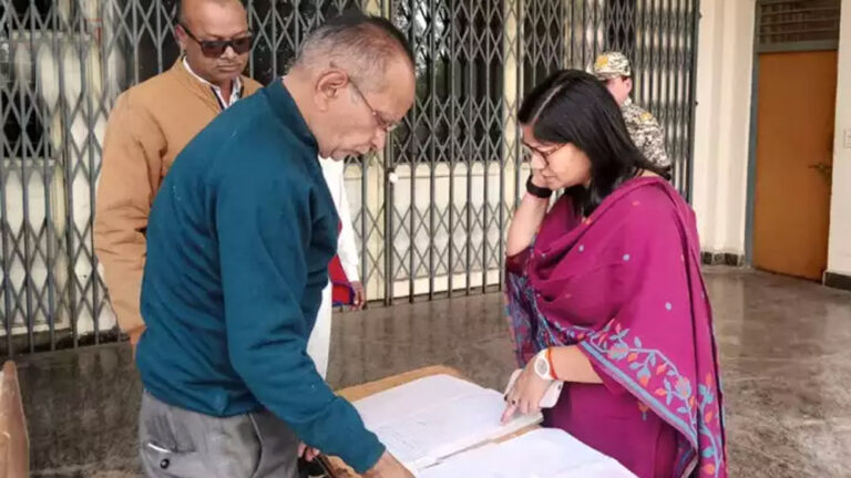 ग्वालियर में भू-माफियाओं की नापाक साजिश नाकाम, कलेक्टर के फर्जी सील और स्टांप से होने वाला था बड़ा खेल ग्वालियर में भू-माफियाओं की नापाक साजिश नाकाम, कलेक्टर के फर्जी सील और स्टांप से होने वाला था बड़ा खेल