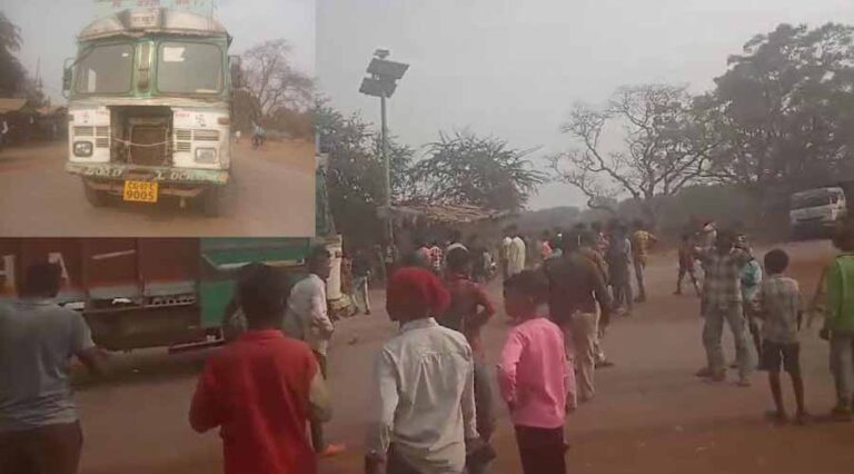 अनियंत्रित ट्रक ने 6वीं के छात्र को लिया चपेट में, छात्र की मौत, ग्रामीणों ने किया चक्काजाम अनियंत्रित ट्रक ने 6वीं के छात्र को लिया चपेट में, छात्र की मौत, ग्रामीणों ने किया चक्काजाम