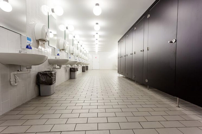 चीन की एक कंपनी ने कर्मचारियों को टॉयलेट का इस्तेमाल करने का नियम बनाया, बार-बार जाने पर लगेगा जुर्माना चीन की एक कंपनी ने कर्मचारियों को टॉयलेट का इस्तेमाल करने का नियम बनाया, बार-बार जाने पर लगेगा जुर्माना