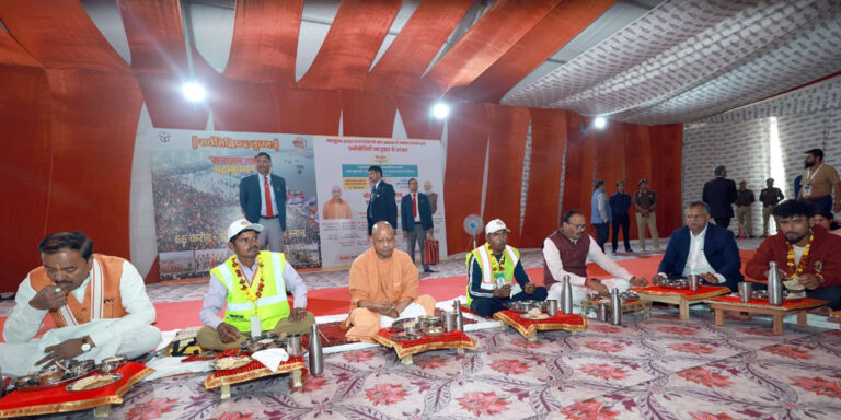 महाकुंभ में शामिल सफाई, स्वास्थ्य कर्मियों को स्वच्छ कुंभ कोष से बीमा, सीएम योगी की घोषणा, मिलेगा 10 हजार रुपये बोनस