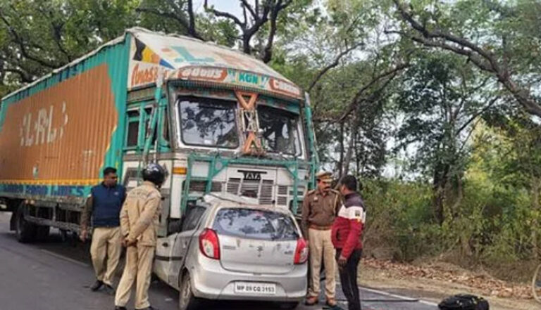 कानपुर-सागर हाईवे पर दुर्घटना, टक्कर के बाद ट्रक ने कार को 50 मीटर घसीटा…  हादसे में भोपाल के 4 की मौत