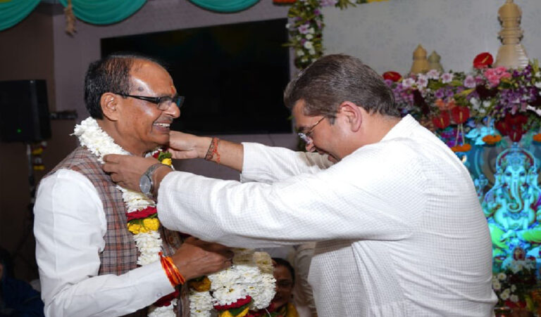 Shivraj Singh के घर पर बेटे की शादी की रस्में शुरू, छोटे के बाद होगी बड़े बेटे की शादी Shivraj Singh के घर पर बेटे की शादी की रस्में शुरू, छोटे के बाद होगी बड़े बेटे की शादी