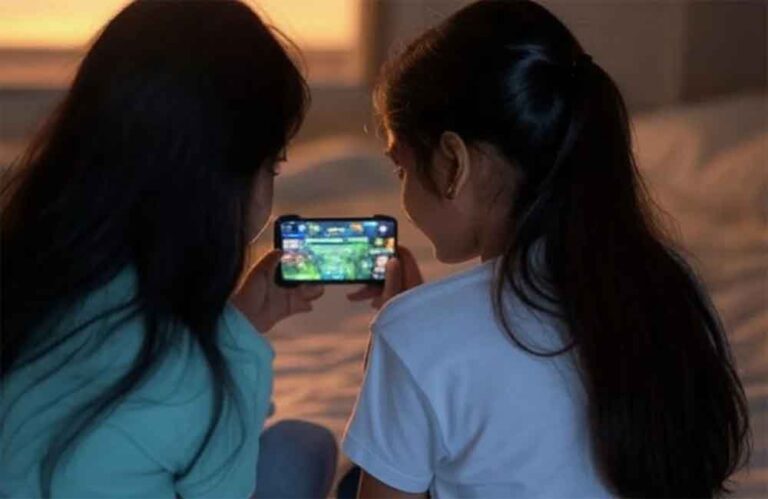 फ्री फायर गेम की दोस्ती के चलते घर से भागी दो लड़कियां, ऑनलाइन हुआ सब कांड, जांच में ऐसे हुआ खुलासा फ्री फायर गेम की दोस्ती के चलते घर से भागी दो लड़कियां, ऑनलाइन हुआ सब कांड, जांच में ऐसे हुआ खुलासा