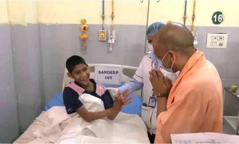 मानसिक मंदित बीमार बच्चों की सेहत का हाल जाने अस्पताल पहुंचे सीएम योगी मानसिक मंदित बीमार बच्चों की सेहत का हाल जाने अस्पताल पहुंचे सीएम योगी