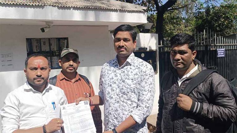 छटनी रोकने और लंबित वेतन दिलाने की मांग को लेकर मनरेगा के दैनिक वेतन भोगी कर्मचारियों ने डिप्टी सीएम शर्मा के नाम पर सौंपा ज्ञापन छटनी रोकने और लंबित वेतन दिलाने की मांग को लेकर मनरेगा के दैनिक वेतन भोगी कर्मचारियों ने डिप्टी सीएम शर्मा के नाम पर सौंपा ज्ञापन