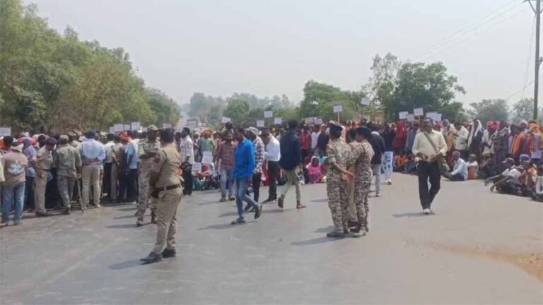 पानी की कमी की चिंता को लेकर बस्तर के किसानों ने किया चक्का जाम पानी की कमी की चिंता को लेकर बस्तर के किसानों ने किया चक्का जाम