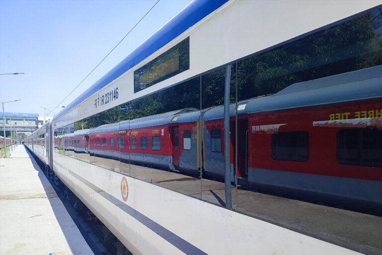 नई रीवा वंदे भारत एक्सप्रेस, मेकओवर बनाएगी पागल, झांसी से निकली सजकर