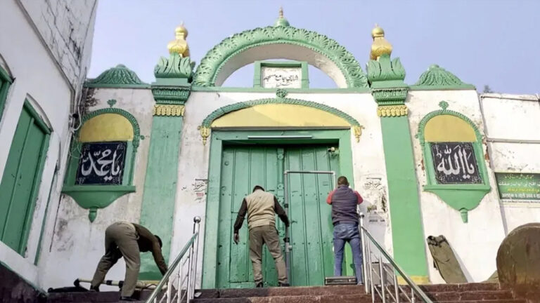 संभल मस्जिद पर होली से पहले चढ़ेगा रंग, हाईकोर्ट के फैसले से कौन हुआ बेरंग? संभल मस्जिद पर होली से पहले चढ़ेगा रंग, हाईकोर्ट के फैसले से कौन हुआ बेरंग?