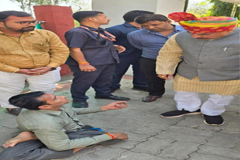 मुख्यमंत्री डॉ. यादव ने दिव्यांग जन को देख उज्जैन में रुकवाया काफिला मुख्यमंत्री डॉ. यादव ने दिव्यांग जन को देख उज्जैन में रुकवाया काफिला