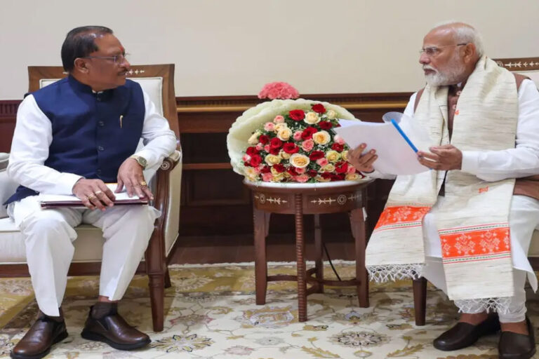 सीएम विष्णुदेव सायने दिल्ली में नरेंद्र पीएम मोदी से मुलाकात कर बस्तर के विकास का रोडमैप सौंपा