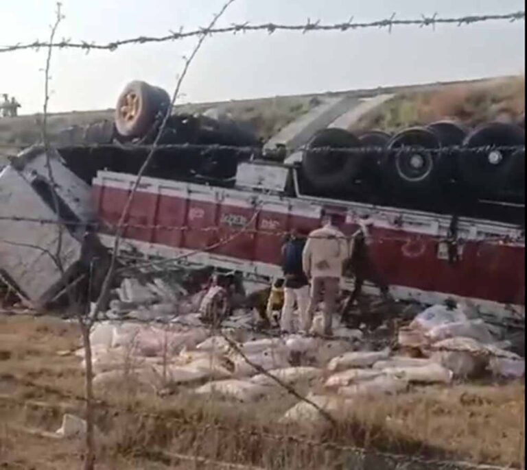 पूर्वांचल एक्सप्रेस-वे पर पलटा शराब का ट्रक,  10 फीट खाई में गिरा