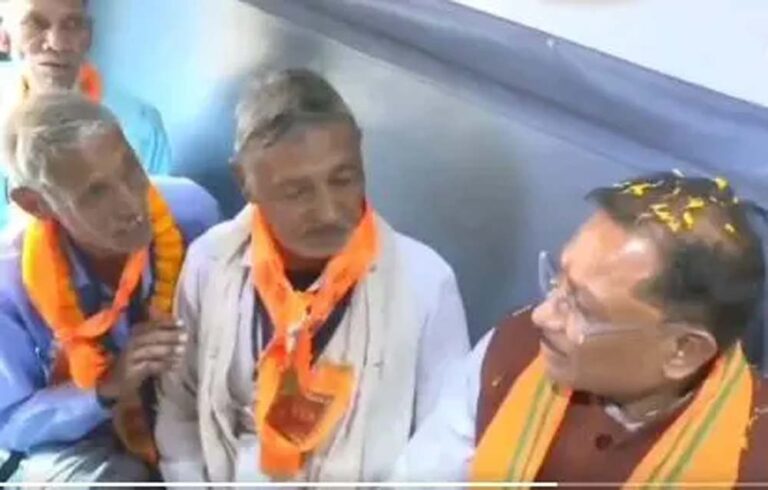 Tirth Yatra Yojana: छत्तीसगढ़ मुख्यमंत्री ने 780 बुजुर्ग श्रद्धालुओं से भरे ट्रैन को किए रवाना Tirth Yatra Yojana: छत्तीसगढ़ मुख्यमंत्री ने 780 बुजुर्ग श्रद्धालुओं से भरे ट्रैन को किए रवाना