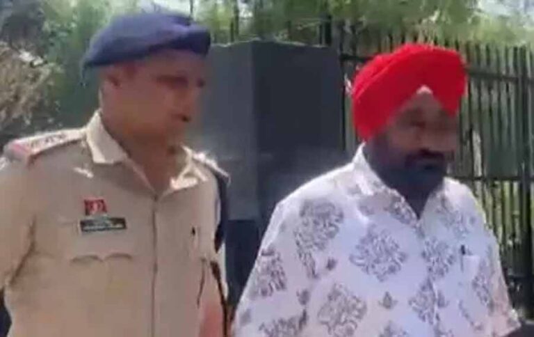 7 पन्नों के जवाब के साथ ईडी दफ्तर पहुंचे मलकीत सिंह गैदू, कांग्रेस ने दफ्तर के बहार किया प्रदर्शन 7 पन्नों के जवाब के साथ ईडी दफ्तर पहुंचे मलकीत सिंह गैदू, कांग्रेस ने दफ्तर के बहार किया प्रदर्शन