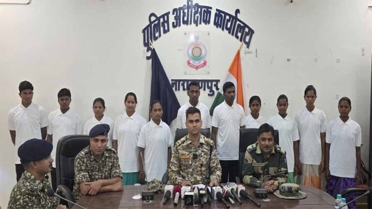 7 महिला समेत 11 नक्सलियों ने किया आत्मसमर्पण, बस्तर और माड़ डिवीजन में थे एक्टिव