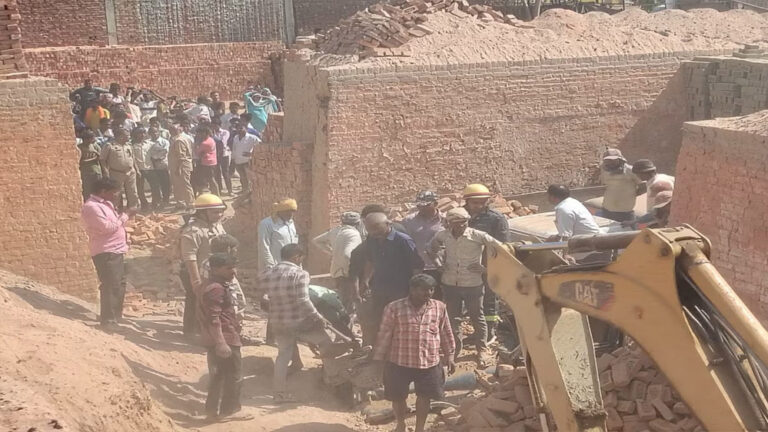 बरेली में ईंट भट्ठे की दीवार गिरी, JCB से राहत-बचाव कार्य जारी, अधिकारी मौके पर