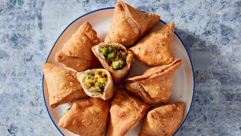 हलवाई जैसे Khasta समोसे घर पर बनाये, अपनाएं ये कमाल के टिप्स हलवाई जैसे Khasta समोसे घर पर बनाये, अपनाएं ये कमाल के टिप्स