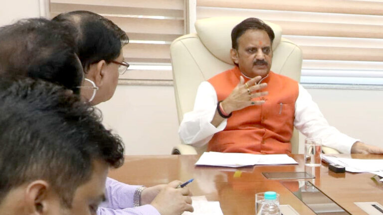 एक महीने का सघन जागरूकता अभियान चलायें, जन प्रतिनिधियों को भी करें शामिल : उप मुख्यमंत्री शुक्ल