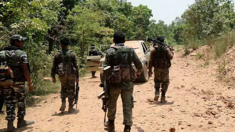 दंतेवाड़ा मुठभेड़ में मारा गया टॉप कमांडर मुरली समेत 3 नक्सली ढेर