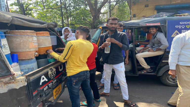 एमपी में गर्म हवाओं से बढ़ा तापमान, दिन पारा 41 डिग्री पार, खजुराहो रहा सबसे गर्म एमपी में गर्म हवाओं से बढ़ा तापमान, दिन पारा 41 डिग्री पार, खजुराहो रहा सबसे गर्म