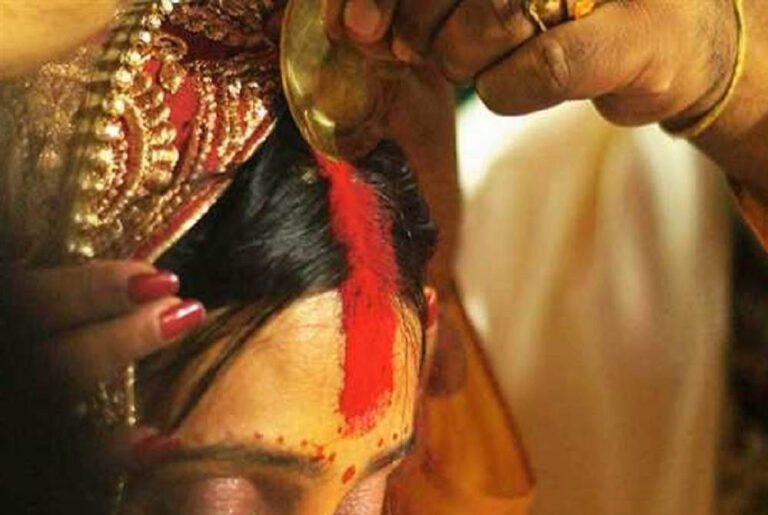 विवाह के तुरंत बाद दुल्हन ने पोंछा सिन्दूर,पैसों के लालच में रचाई झूठी शादी, हैरान कर देगा ये मामला विवाह के तुरंत बाद दुल्हन ने पोंछा सिन्दूर,पैसों के लालच में रचाई झूठी शादी, हैरान कर देगा ये मामला