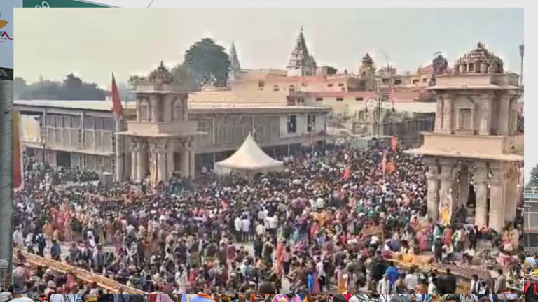 अयोध्या में राम मंदिर के प्रवेश द्वार पर जूते-चप्पल का लगा ढेर, क्यों छोड़कर जा रहे लोग? सामने आई ये वजह