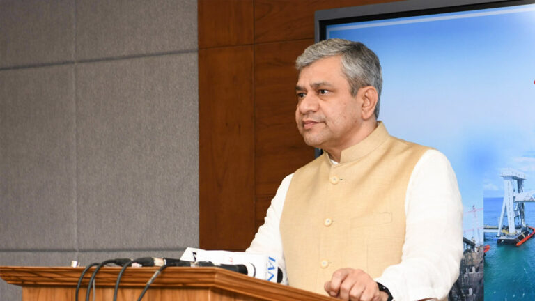 IRCTC, IRFC को मिला नवरत्न दर्जा; रेल मंत्री ने दी बधाई