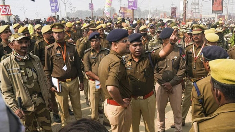 महाकुंभ में 15 देशों, 20 राज्यों के बिछड़ों को उप्र पुलिस जवानों ने अपनों से मिलवाया महाकुंभ में 15 देशों, 20 राज्यों के बिछड़ों को उप्र पुलिस जवानों ने अपनों से मिलवाया
