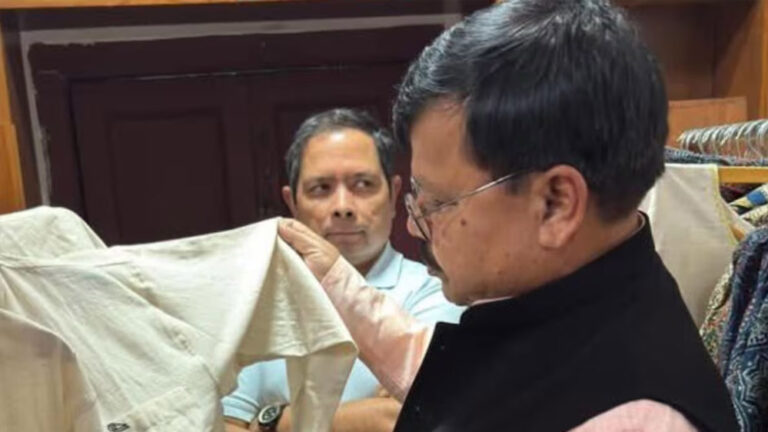 बगैर प्रेस किए कपड़े पहनूंगा; बिजली बचाने के लिए प्रदेश के मंत्री का ऐलान बगैर प्रेस किए कपड़े पहनूंगा; बिजली बचाने के लिए प्रदेश के मंत्री का ऐलान