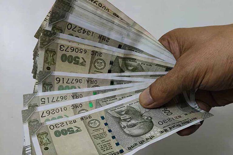 रुपया डॉलर के मुकाबले 86 रुपये से ऊपर पहुंचा, तेल की कीमतों में स्थिरता और RBI के हस्तक्षेप से रुपया मजबूत हुआ रुपया डॉलर के मुकाबले 86 रुपये से ऊपर पहुंचा, तेल की कीमतों में स्थिरता और RBI के हस्तक्षेप से रुपया मजबूत हुआ