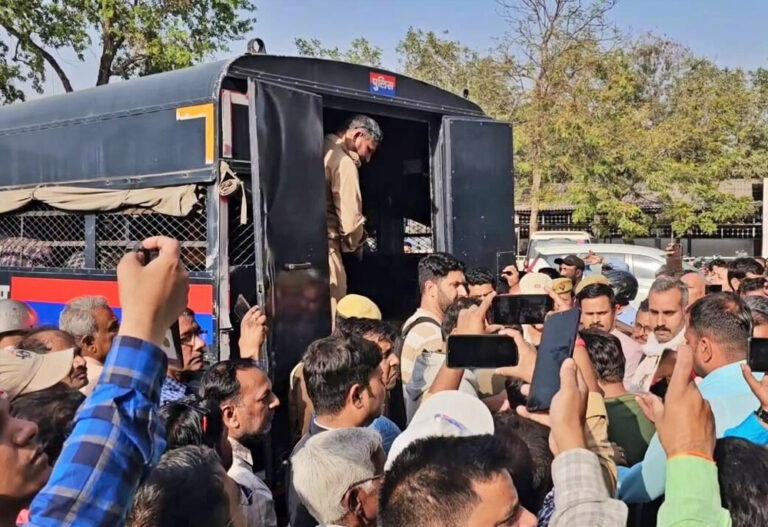 चंदौली में सीबीआई की एंटी करप्शन ब्यूरो की टीम ने बड़ी कार्रवाई, 26 गिरफ्तार, 1 करोड़ कैश बरामद चंदौली में सीबीआई की एंटी करप्शन ब्यूरो की टीम ने बड़ी कार्रवाई, 26 गिरफ्तार, 1 करोड़ कैश बरामद