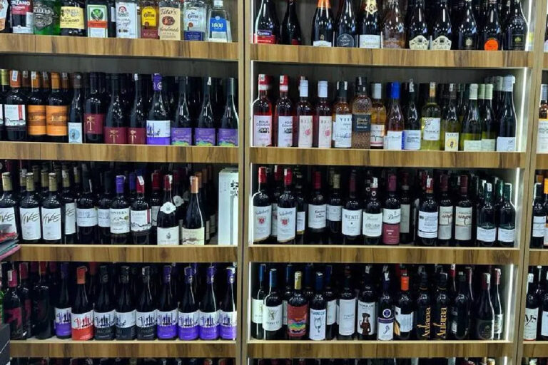 UP सरकार ने शराब की दुकानों के आवंटन की प्रक्रिया पूरी, पहले चरण में 25677 शराब की दुकानें आवंटित