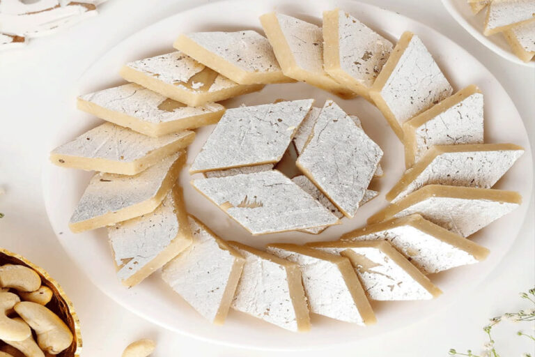 केवल तीन चीज़ो से बनाये घर पर बिलकुल बाजार जैसी काजू कतली, सस्ते में करें सबका मुँह मीठा