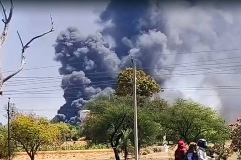 सीहोर में नट-बोल्ट के कारखाने में लगी भीषण आग के बाद हुए धमाके, बुझाने की कोशिश में लगी फायर ब्रिगेड