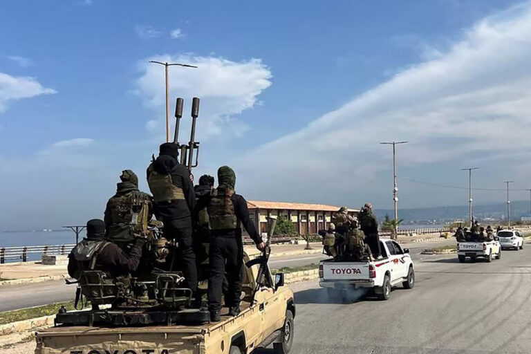 सीरिया में असद के समर्थकों के विरुद्ध तगड़ा एक्शन, हिंसा में 200 से ज्यादा लोगों की मौत सीरिया में असद के समर्थकों के विरुद्ध तगड़ा एक्शन, हिंसा में 200 से ज्यादा लोगों की मौत