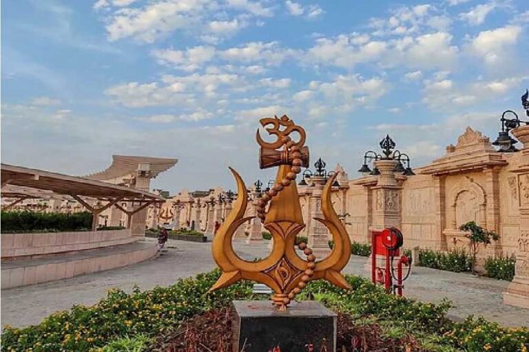 विश्व प्रसिद्ध मंदिर महाकालेश्वर में अवैध दर्शन के मामले में चार्जशीट फाइल हुई