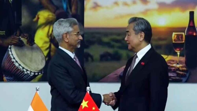 अमेरिकी राष्ट्रपति डोनाल्ड ट्रंप की नीतियों की वजह से वैश्विक राजनीति में उथल-पुथल मची