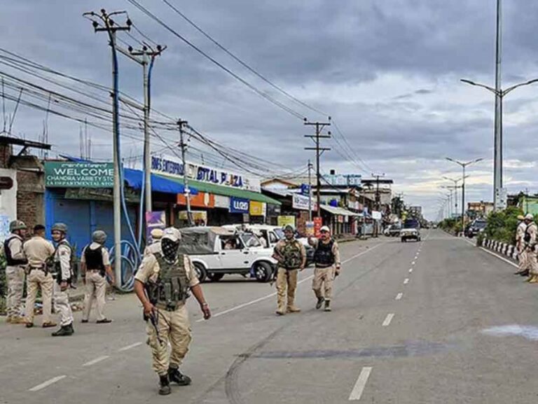 मणिपुर में कूकियों और सुरक्षा बलों में झड़प, शांति कोसो दूर, महीनों बाद भी सड़कों पर फिर तनाव