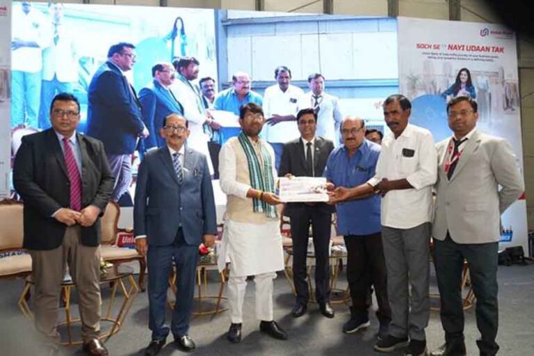 पशुपालन मंत्री पटेल ने वितरित किए पशुपालन एवं डेयरी उद्योग के लिए ऋण पशुपालन मंत्री पटेल ने वितरित किए पशुपालन एवं डेयरी उद्योग के लिए ऋण