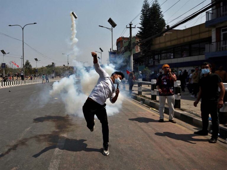 राजशाही वापस लाओ, नेपाल में उग्र हुए प्रदर्शनकारी, एक इमारत को तोड़फोड़ की और फिर उसमें आग लगा दी